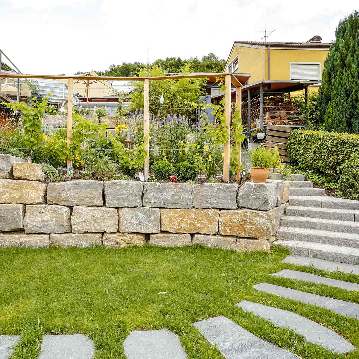 Gartengestaltung mit Steinen vom GALANET Fachbetrieb