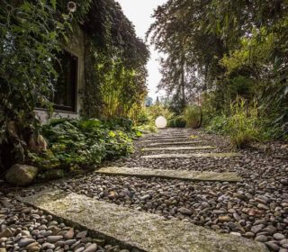Gartenweg aus Steinen