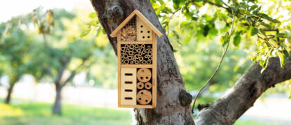Insektenhotel im Garten als Geschenkidee für Gartenfreunde