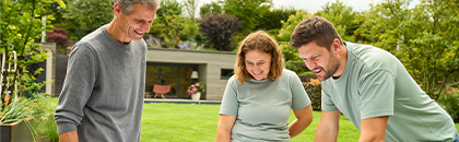 Drei Personen besprechen die Gartengestaltung mit GALANET